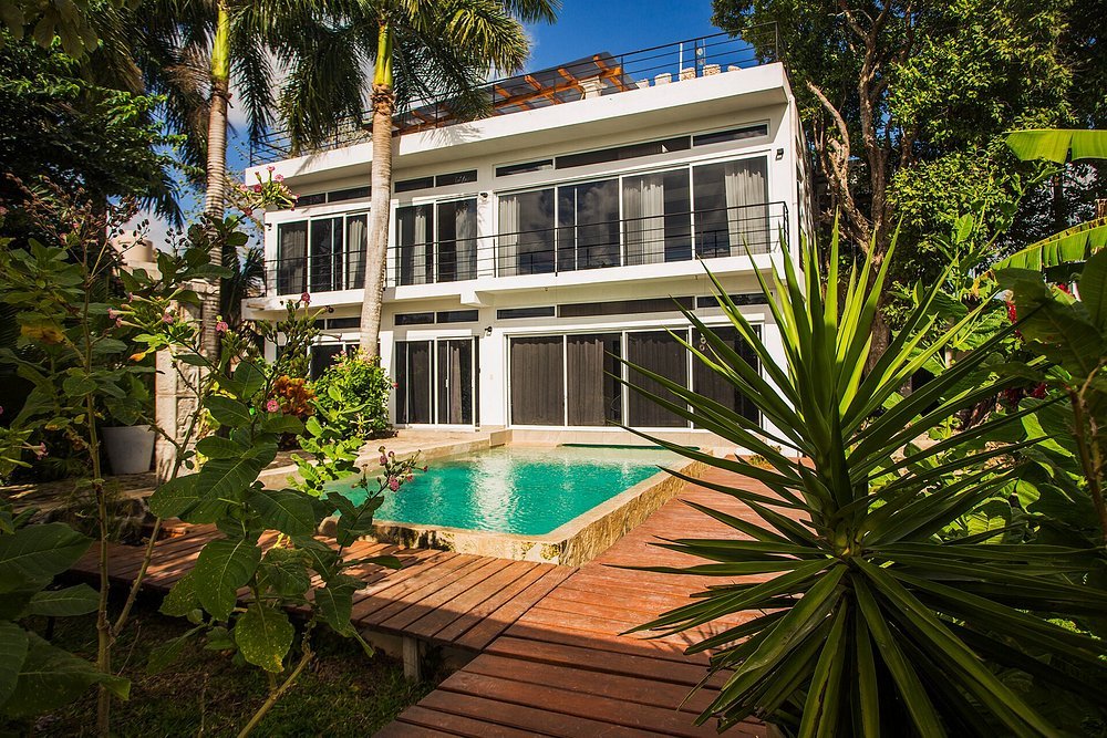 EDIFICIO DE LOFTS, RESTAURANTE Y GALERÍA SOBRE EL BOULEVARD COSTERO DE BACALAR